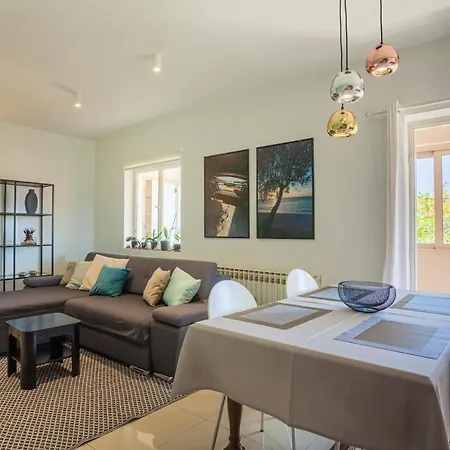 Petra Cres