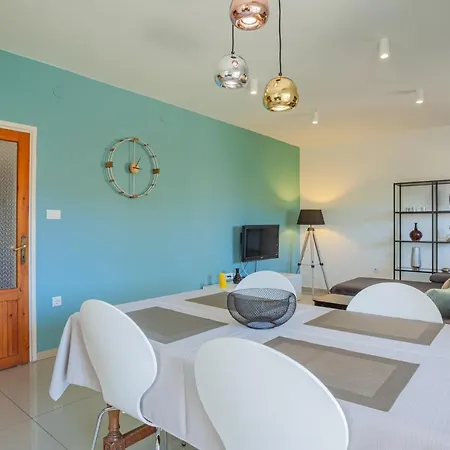 Petra Cres